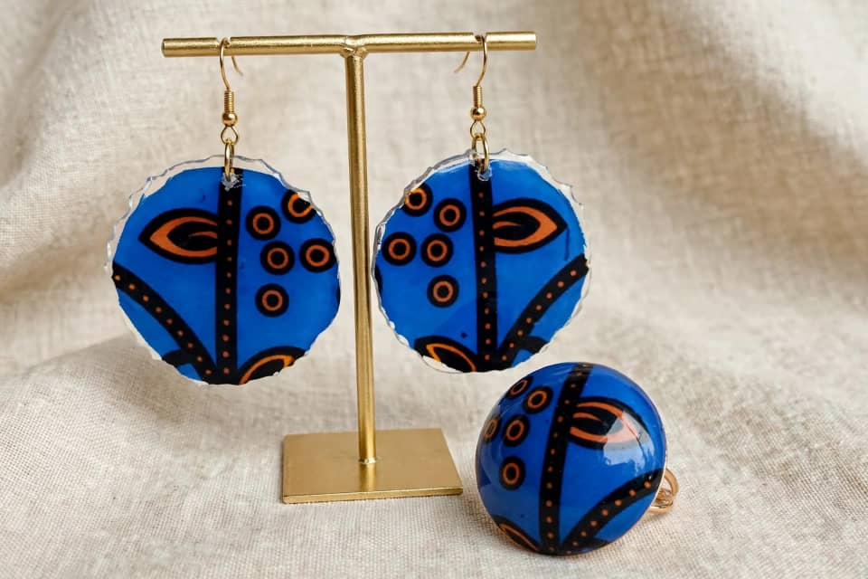 Bijoux en pagne bleu
